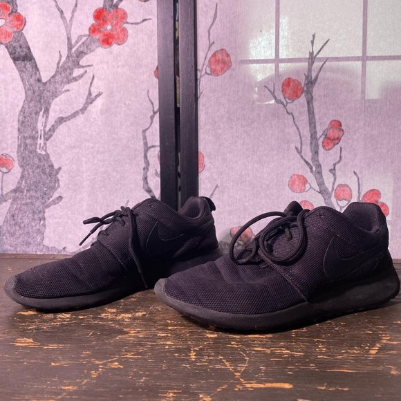 Nike Roshe Run Triple Black - Picture 1 of 4